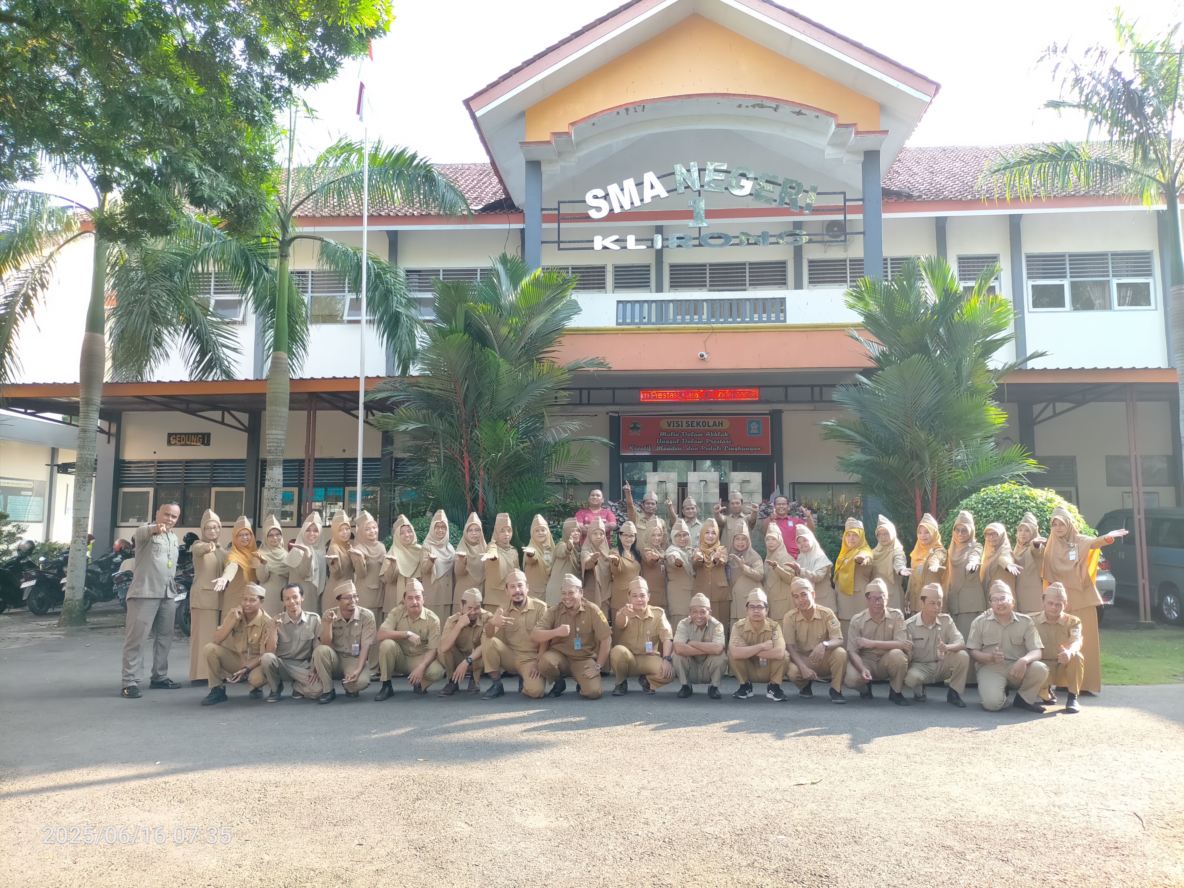 Background SMA Negeri 1 Klirong